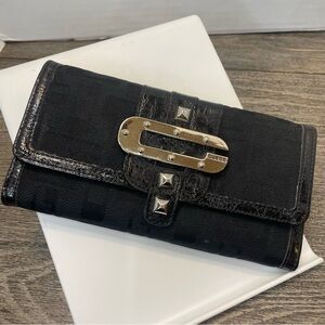 Guess Black Wallet Sleek Design Gold-Tone Accents. Pre-owned.